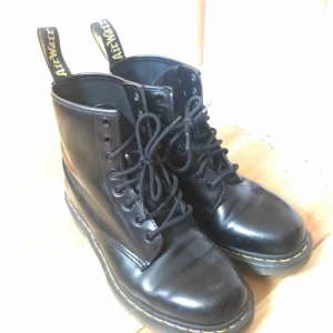  - Oanvända docs! har stått i flera år för att de har varit för små för mig 😊Jättefint skick!! Frakt 50 kr 