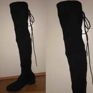 Långa sköna boots över knä storlek 39/38 har använts endast 1gång så dom är som nya i perfekt skick🌹ny pris 999kr mitt pris 400kr, + frakt 100kr💌