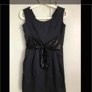  - Kort klänning, ej använd ny pris 350 Nu pris 50 kr är snyggare än på bild 