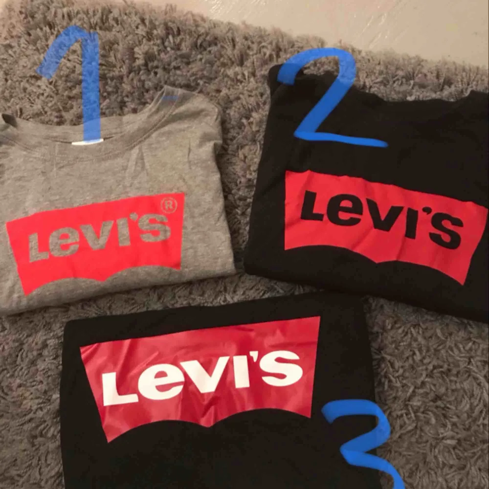 3st Levis t-shirts fake, nästan aldrig använda✨ 50kr st alla för 100kr 1 & 2 Str S,  3 Str M Frakt ingår i priset+tar swish  Kolla gärna in mina andra annonser oxå👚👖👟. T-shirts.
