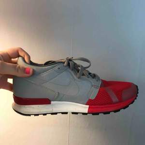 Nike Air Berwuda mid. Snygga sneakers från Nike, i rött och ljusgrått. Använda endast en gång! Storlek 42,5.