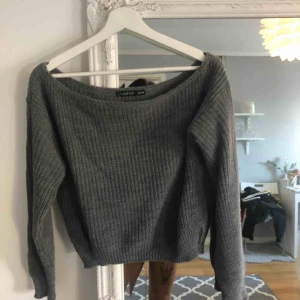  - Stickad off shoulder tröja grå