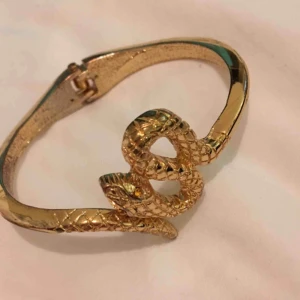  - Coolt orm-armband  Färgen är lite avskrapat, se bild 3  Hämtas i Bromma eller skickas. Köparen står då för frakt 