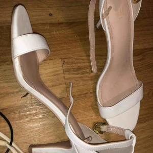  - Vita klackskorna, tvättas och återfår färgen helt