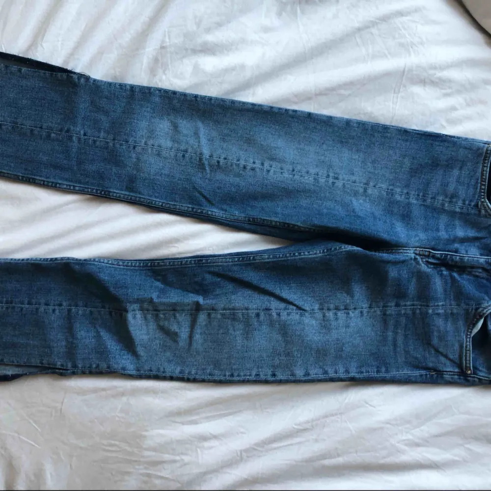 Jeans med sömn fram-och baktill och medelhög midja. Mycket bra skick! . Jeans & Byxor.