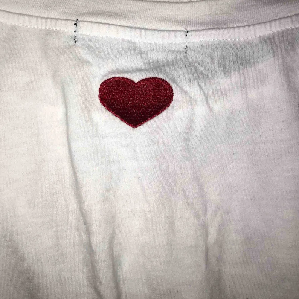 Det står ”Bonjour Baby” mitt på tröjan och bak i nacken ett fint hjärta. Använd max 5 gånger!. T-shirts.