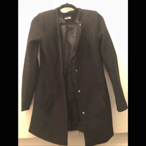  - Svart kappa från vero moda 