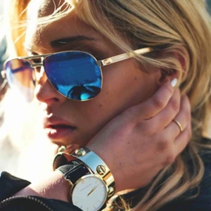  - Le specs solglasögon  Ur snygga! Färg guld med blå lins