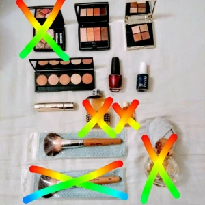  - Från övre vänster hörn: Ögonskuggepalett från Dior OANVÄND (SÅLD) Ögonskugga palett från Dior OANVÄND Ögonskuggepalett från Smith & Cult OANVÄND Ögonskuggepalett från Ofra Cosmetics OANVÄND Nagellack från OPI OANVÄND  Nagellack från Essie OANVÄND Läppenna (glans och färg) från Smith & Cult OANVÄND Parfym från Christian Dior (SÅLD) Parfym från Christian Dior (SÅLD) Sminkborstar från Åhléns OANVÄNDA (SÅLDA) Parfym från Dior (SÅLD)  Från 30 kronor