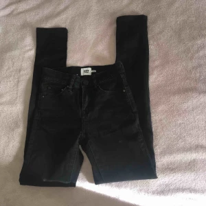  - Svarta skinny jeans från lager 157 i storlek: xxs Använda ett fåtal gånger och är i mycket bra skick. Säljes pågrund av att dom blivit för små för mig. Priset kan diskuteras. Betalning tas via Swish, kontakta mig om du har fler frågor.💞
