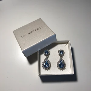  - Säljer mina i princip oanvända Lily&Rose örhängen då de inte kommer till användning💙