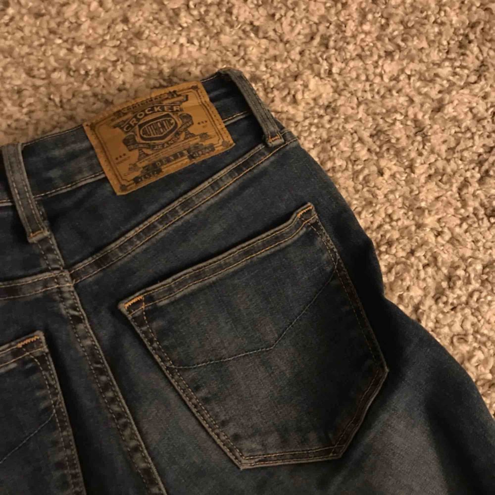 Säljer dessa knapt använda tighta högmidjade crocker jeansen i strl 25/32, nypris 88kr, mitt pris 250kr💖💖. Jeans & Byxor.