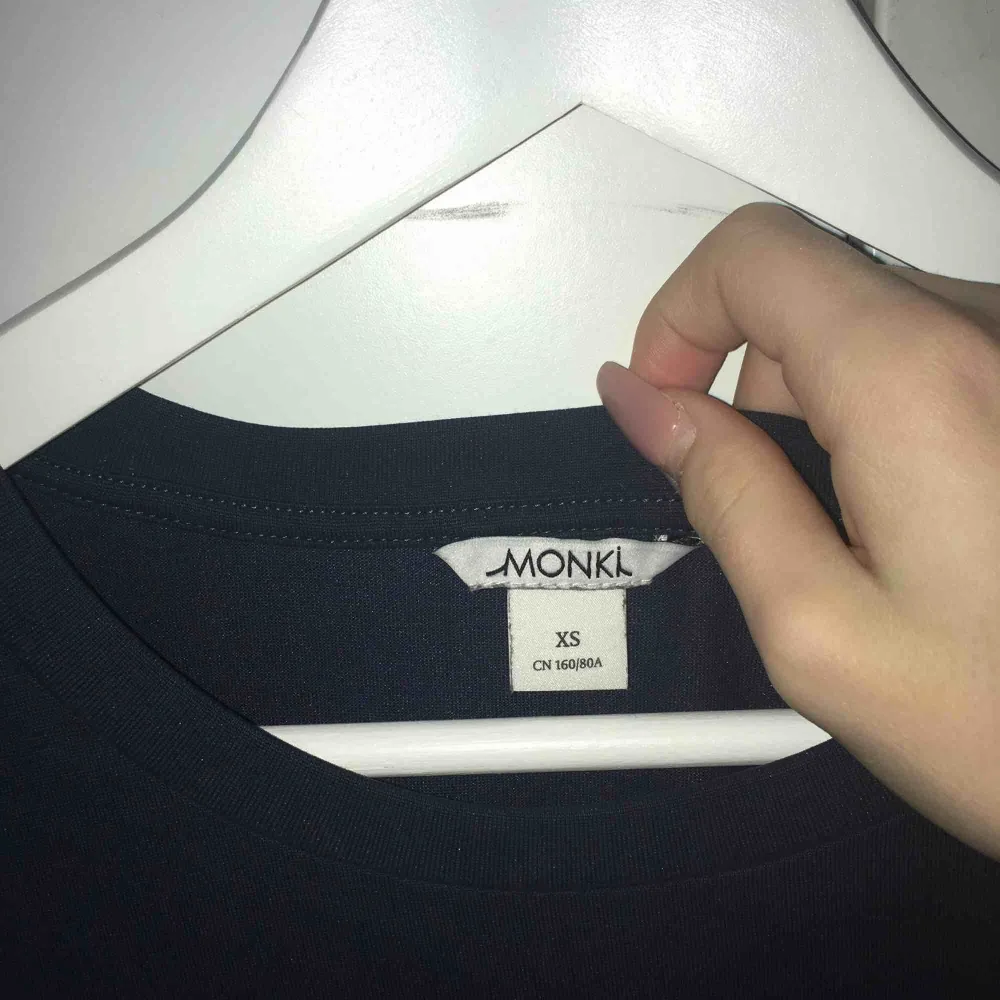 Enkel mörkblå skön t-shirt från Monki. Aldrig använd. Köparen står för frakten❤️ funkar som en storlek S också. Skjortor.