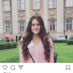  - Köpte denna tröja och den satt perfekt, sedan fick jag bröst.. Använd 2gånger.... älskar den annars, den är så fin!🌸 köpt för ca 900kr