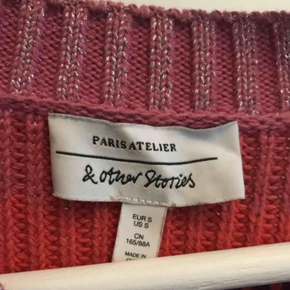 Jättefin stickad tröja från &Other Stories (Paris Atelier). Sparsamt använd, säljer pga passar inte min nuvarande hårfärg. Kan mötas i Gbg eller köpare står för frakt! . Stickat.