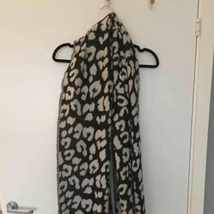  - Stor och mjuk Svart/grå leopard halsduk. Luddrar ej av sig och är i fint skick! 70 kr inklusive frakt, skickas inom ett dygn :)