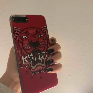  - Säljer ett fint kenzo skal! Det är mest den vita texten som lossnat lite där och var men man ser fortfarande texten och det finns inga andra skador. Köptes för 450 kr