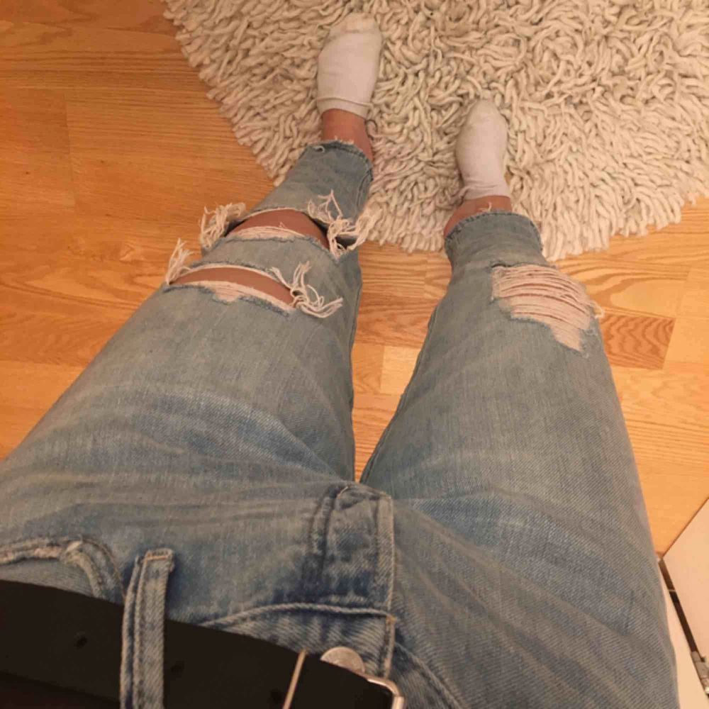 Snygga ljusblåa boyfriend jeans från Abercrombie & fitch, rätt stora vid midjan men funkar lika bra med skärp. Jeans & Byxor.