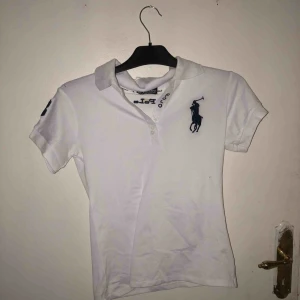  - Snygg tröja/piké från Ralph Lauren. Säljes pga inte använd. Fraktar men köparen står för frakten 💞