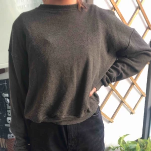  - Mysig hösttröja i mörkgrönt! 