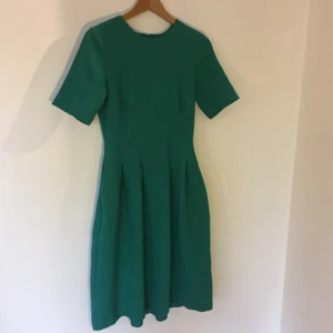  - superfin och smickrande klänning. passar till såväl jul, bröllop, fester osv. hämtas i sthlm eller skickas om du betalar frakt. säljer massor (kmr mycket nytt i dagarna), mängdrabatt finnes! 