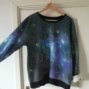 Dedicated space sweater strl M - En favorittröja, helmönstrad med yttre rymden, som söker ny ägare ✨ Modellen är unisex så det är en relativt stor medium. Ekologisk och fairtrade 🌱 (ord. pris är 799:- på T-shirt store)
