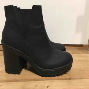  - Fina svarta klackar med bred klack Storlek 37  Hämtas i Bromma eller skickas. Köparen står då för frakt