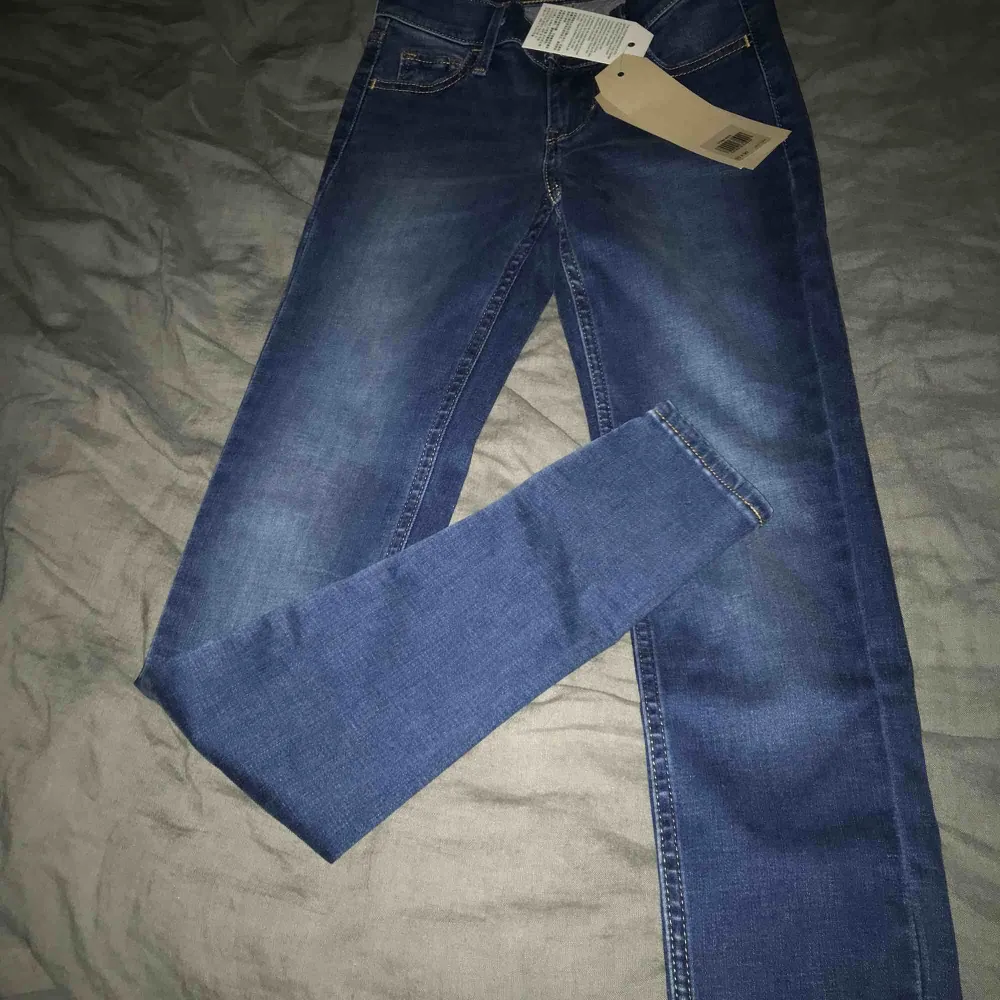 Oanvända! Original priset 999kr! . Jeans & Byxor.