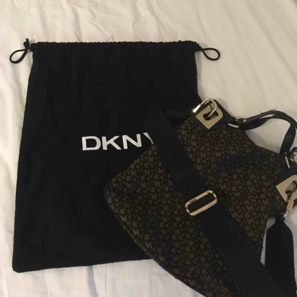 Fin DKNY väska Fint begagnat skick Dustbag finns Pris 500kr Hämtas i Bromma eller skickas. Köparen står då för frakt. Väskor.