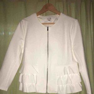  - Vit kavaj med volang från new yourker