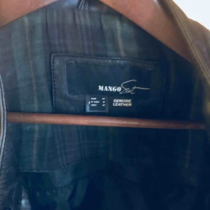  - Fin Biker jacka i äkta läder. Nypris ca 3000kr  Feminin modell. 