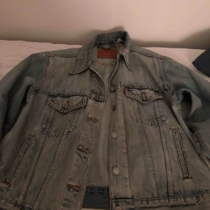  - Levis jeansjacka ordinarie pris 1100kr säljer för 400
