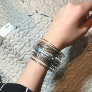  - Armband, Kan mötas upp vid t-centralen eller Odenplan. Kan skicka via post, 10kr på frakt