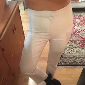  - Byxor från Carin Wester, aldrig använda. Köpta under våren 2018 till en liten billigare peng än ursprungspriset pga två små fläckar. Kan vid efterfrågan skicka bild på fläckarna. 