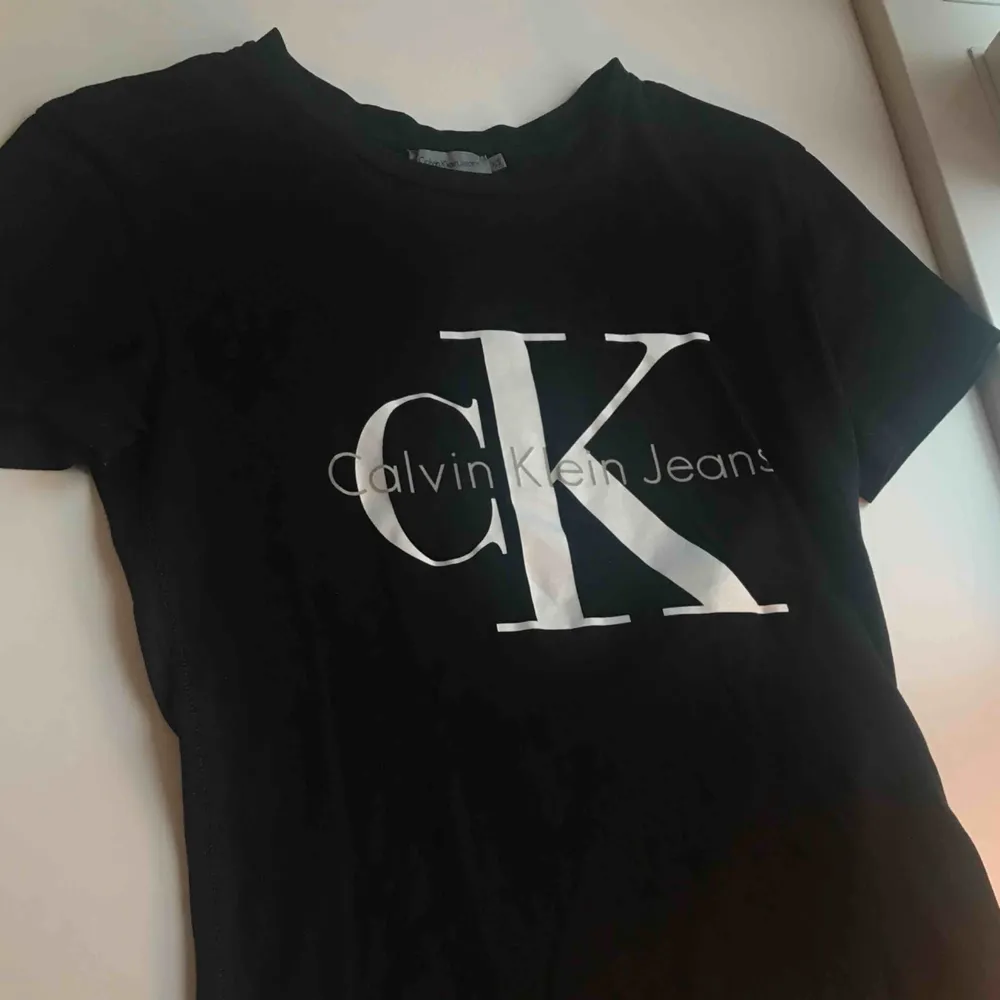Svart t-shirt från Calvin Klein, köptes för 500kr. Använd fåtal gånger och är i bra skick. Köparen står för frakt:). T-shirts.