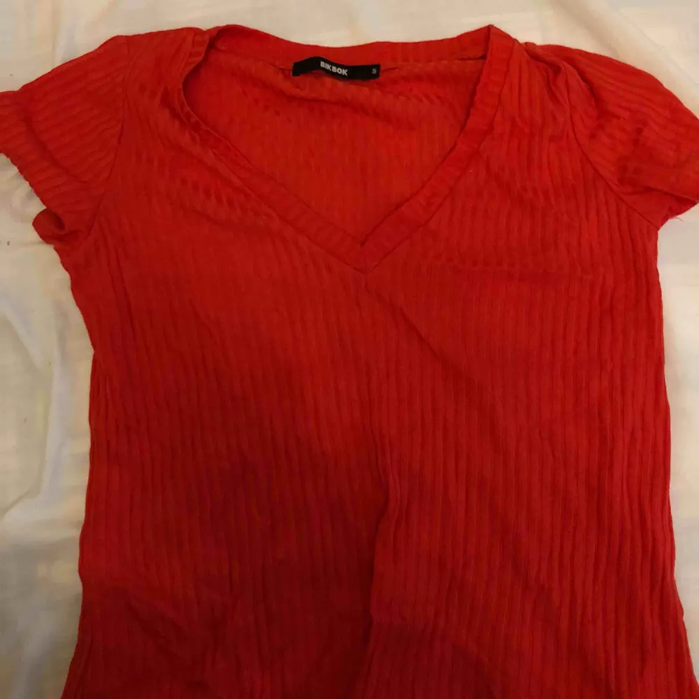 Röd v-ringad t-shirt från bik bok. Knappt använd. Frakt ingår. T-shirts.