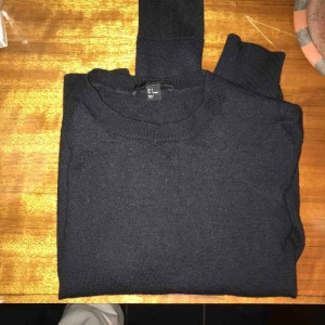  - Tunn ylletröja från COS! Asskön och perfekt till hösten/vintern att lagra med:) Stl S men efter maskintvätt XS, dock töjbar; jag kan ha den fast jag brukar ha S/M. Litet hål fram som inte syns om man inte kollar noga när den sitter på:) (sista bilden) 