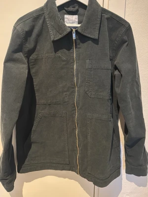 Lindbergh Jacka - Säljer denna riktigt snygga manchester jacka från Lindbergh! Använd endast en gång så nästintill nyskick på den. Strl S och slutsåld på Zalando så passa på och köp den här!