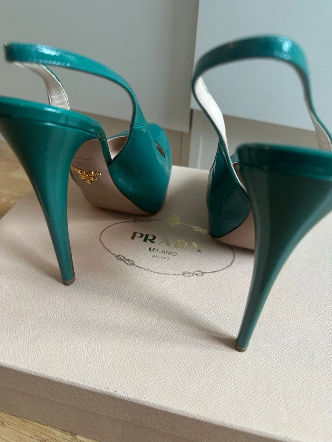 Petrol lackpumps från Prada - 3