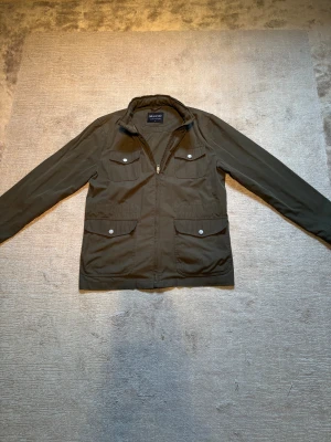 Grön Field jacket - Säljer nu denna snygga gröna Field jacket i storlek L men passar mer åt M, bara att höra av sig om man har några funderingar 🙌