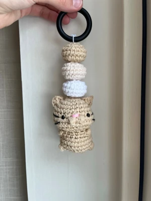 Virkat barnvagnshänge  - Virkat barnvagnshänge med en katt i beige nyanser💞