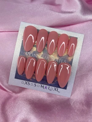 Apricot (L);Medium Almond - Snygga handgjorda press-on naglar i en mjuk aprikos nyans. Naglarna har en glansig finish och medium-mandelformad design som ger ett elegant intryck. Perfekta för dig som vill ha ett stilrent och trendigt nagelset utan att behöva gå till salong.L: 17 mm, 12,5 mm, 13 mm, 12 mm, 10 mm 