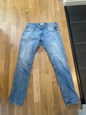 Replay anbass - Säljer ett par ljusblå replay anbass i storleken w30 l32. Jeansen är i bra skick förutom en lagning vid gylfen som man kan se på sista bilden. Dock inget man tänker på. Bra helhets intryck överlag.