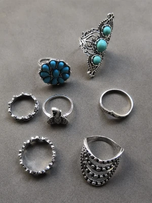 7 st ringar  - 7 st ringar med olika former och mönster. Materialet är alloy. (#628)