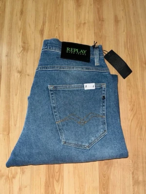Replay jeans  - Helt nya! Repaly Kyran Jeans som har en rak passform med flera slitningar och hål på vänster knä. Midja 37cm, längd 109cm. Obs liten defekt vid sidan av benet. JAG SKICKAR EJ FLER BILDER NÄR JAG BÄR JEANSEN! för bättre inblick i passformen rekommenderar jag att googla på modellnamnet. För storleksguide kolla måtten noggrant då jeansen alltid kan vara uppsydda heller krympta och jag ej tar emot returer :) 1,47