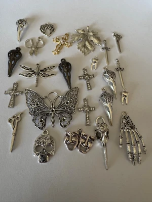 Berlock paket (pris gäller alla) - Säljer av material som jag använt för att göra smycken. Har 2025 tillverkat och sålt smycken för över 50.000kr så är något folk uppskattar (om man håller låga priser) . Nu har jag dock tappat intresset så säljer av allt jag har. Kolla gärna in andra annonser   I denna annons hittar du berlocker för smyckestillverkning . 