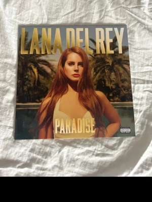 Lana Del Rey Paradise vinyl - Säljer nu min Lana Del Rey-vinyl då den tyvärr inte kommer till användning. Endast spelad en gång, så skivan är i princip i nyskick utan repor. Även omslaget är superfint! 
