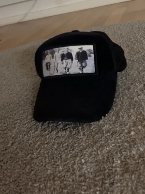 Svart keps med vintage fototryck - Snygg keps till sommaren, köpte den för 500kr för 2 år sedan tror jag. Har knappt haft den för jag inte passar i keps så mycket så därför säljer jag.