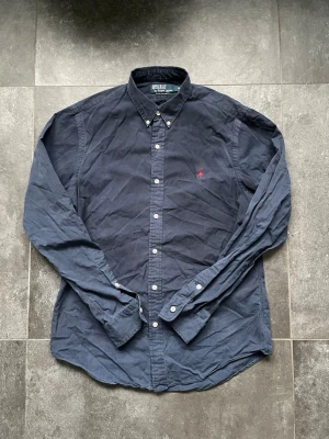 Ralph lauren skjorta  - Tjena, säljer nu denna riktigt snygga och populära Ralph lauren skjortan, bra skick, storlek M, slim fit, hör av er vid frågor och funderingar🙌🤝 