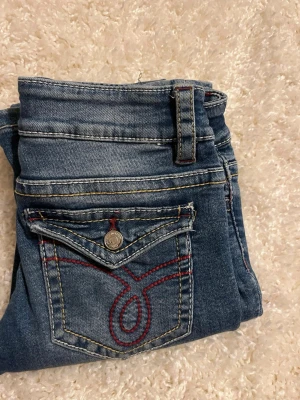 Blå Gina jeans  - Helt nya Gina jeans, knappt använda. Med hål i knärna. 